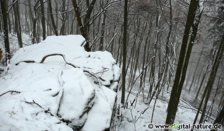 Schnee auf Felsenvorsprung